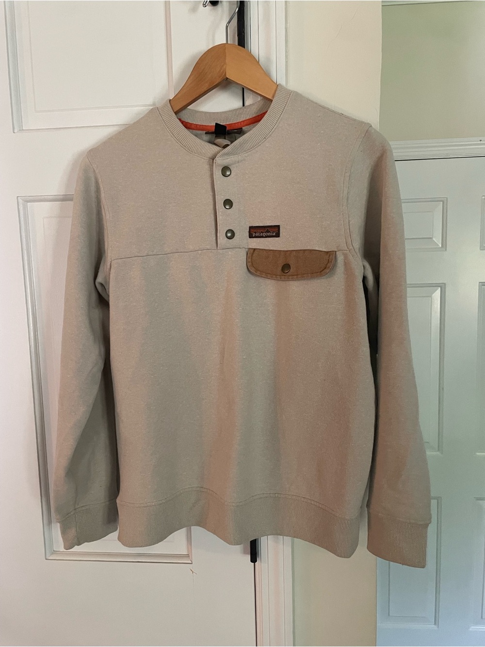Patagonia Women’s Light Beige Crewneck Henley Sweater with Tan Pocket